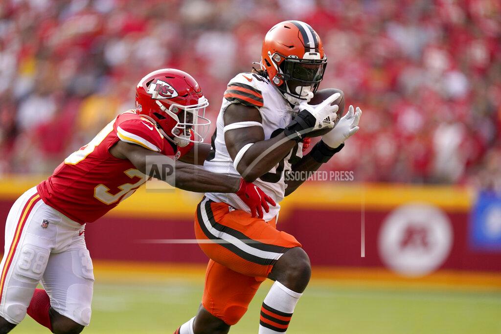 Charlie Riedel Cleveland Browns tight end David Njoku, right, catches a pass as Kansas City Chiefs cornerback L'Jarius Sneed defends during the second half of an NFL football game Sunday, Sept. 12, 2021, in Kansas City, Mo. (AP Photo/Charlie Riedel)