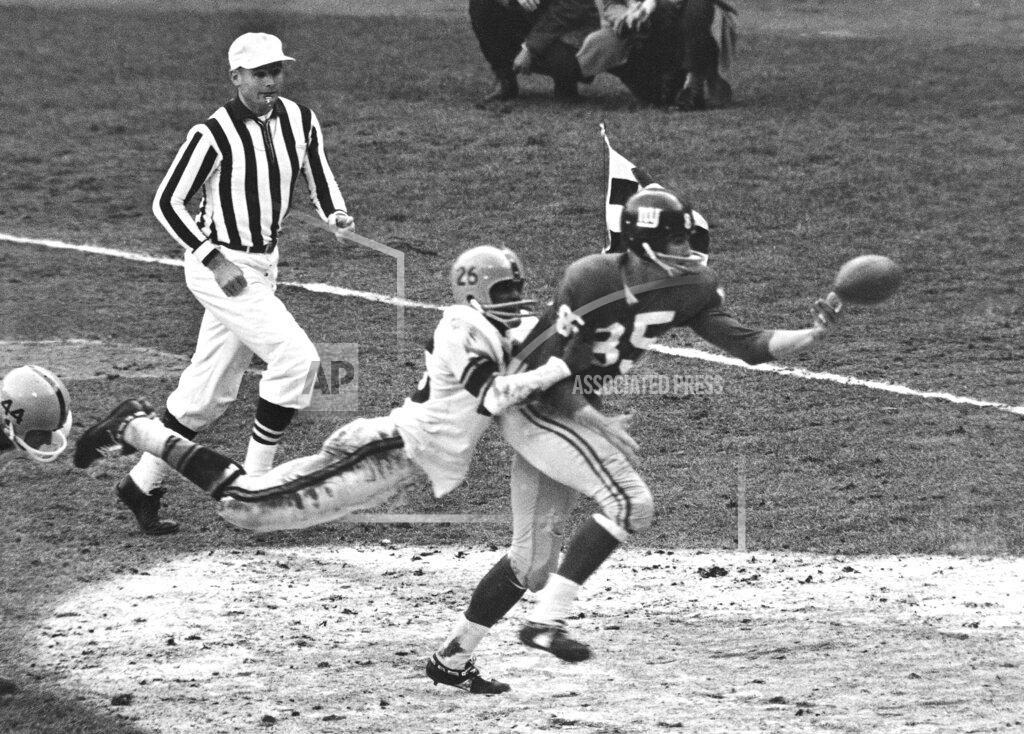 Uncredited FILE - In this November 1961 file photo, New York Giants' Del Shofner (85) is unable to catch a pass from Y.A. Tittle as Pittsburgh Steelers' Brady Keys (26) defends during an NFL football game in New York. Shofner, the wide receiver who combined with Hall of Fame quarterback Tittle to give the Giants one of the NFL's most prolific passing threats in the early 1960s, has died. He was 85. Shofner's daughter, Laurie Shofner Corwin, confirmed the death Thursday, March 12, 2020, in a telephone call to The Associated Press. A family statement said the five-time Pro Bowl receiver died in Los Angeles on Wednesday of natural causes with his family by his side. (AP Photo, File)