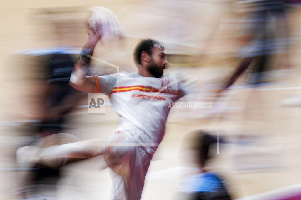 Pavel Golovkin Spain's Daniel Sarmiento Melian scores during the men's preliminary round group A handball match between Spain and Argentina at the 2020 Summer Olympics, Sunday, Aug. 1, 2021, in Tokyo, Japan. (AP Photo/Pavel Golovkin)