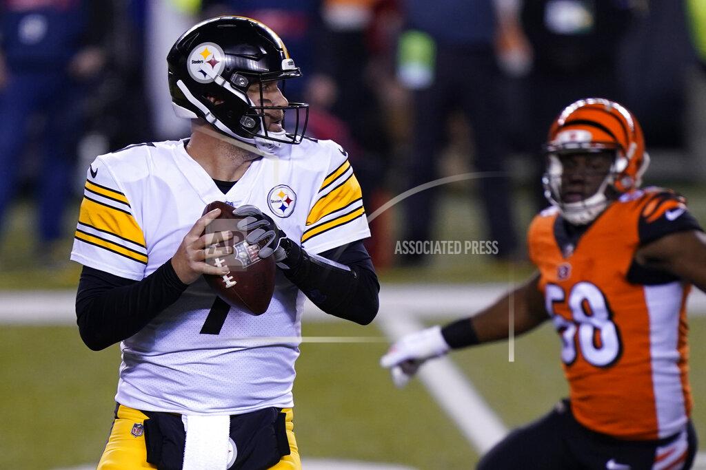 Bryan Woolston Pittsburgh Steelers quarterback Ben Roethlisberger (7) looks to throw during the first half of an NFL football game against the Cincinnati Bengals, Monday, Dec. 21, 2020, in Cincinnati. (AP Photo/Bryan Woolston)