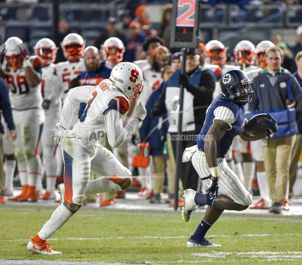 Howard Simmons Notre Dame running back Dexter Williams (2) races past Syracuse defensive back Christopher Fredrick (3) for a touchdown during the second half of an NCAA college football game, Saturday, Nov. 17, 2018, at Yankee Stadium in New York. (AP Photo/Howard Simmons)