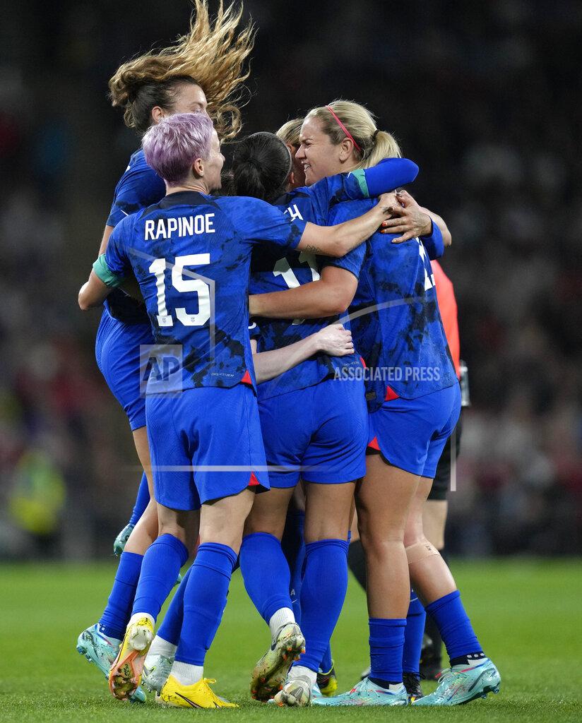 Kirsty Wigglesworth United States' Sophia Smith celebrates with teammates after scoring her side's opening goal during the women's friendly soccer match between England and the US at Wembley stadium in London, Friday, Oct. 7, 2022. (AP Photo/Kirsty Wigglesworth)
