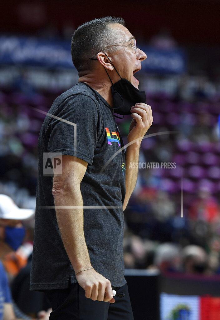 Sean D. Elliot Connecticut Sun coach Curt Miller calls out to players during the team's WNBA basketball game against the New York Liberty on Wednesday, Sept. 15, 2021, in Uncasville, Conn. (Sean D. Elliot/The Day via AP)