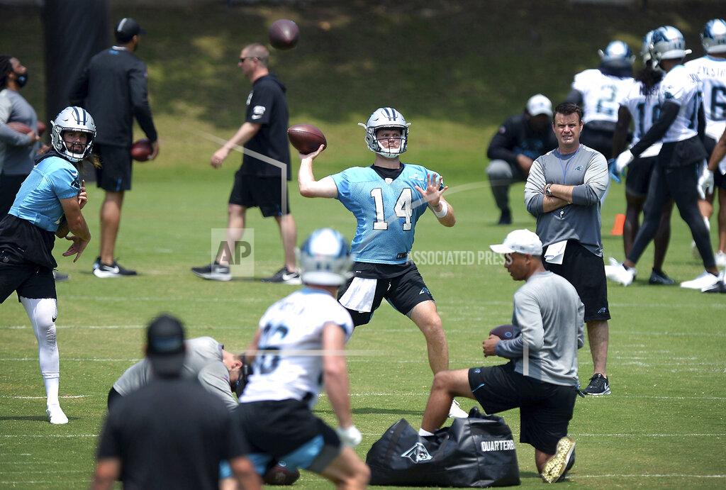 Jeff Siner Carolina Panthers quarterback Sam Darnold, center, passes to a receiver during the team's NFL football practice on Tuesday, May 25, 2021 in Charlotte, N.C. (Jeff SIner/The Charlotte Observer via AP)