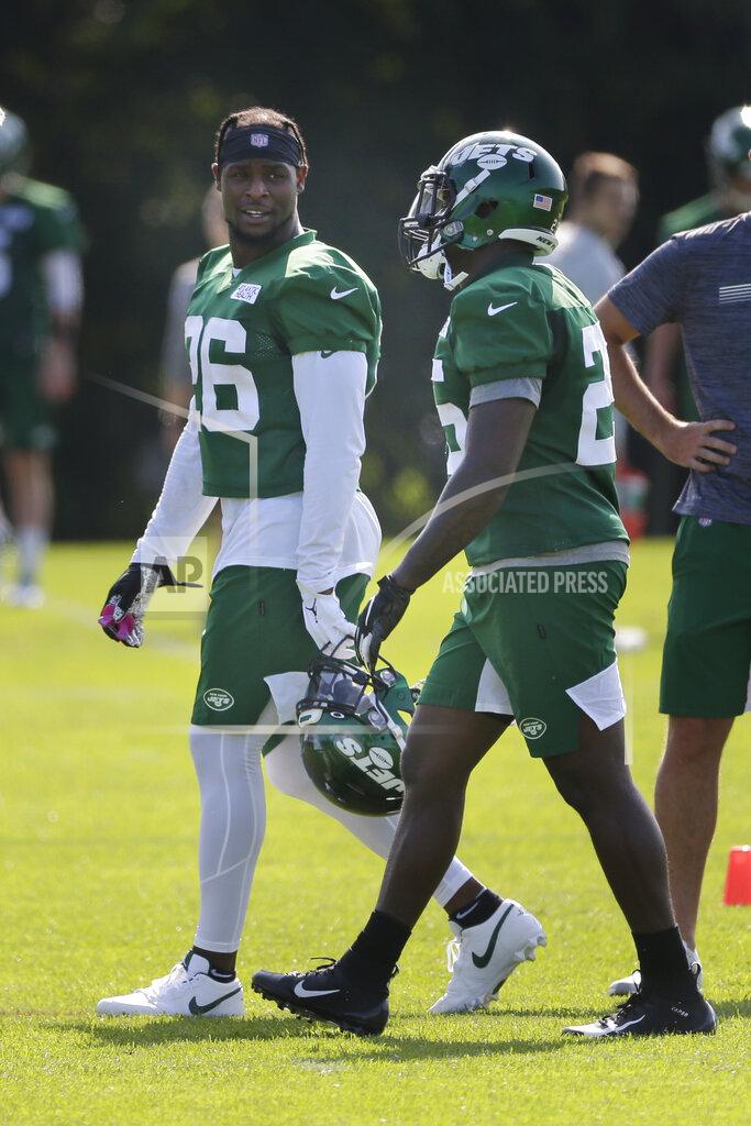 Seth Wenig New York Jets' Le'Veon Bell, left, talks with Elijah McGuire during a practice at the NFL football team's training camp in Florham Park, N.J., Friday, July 26, 2019. (AP Photo/Seth Wenig)
