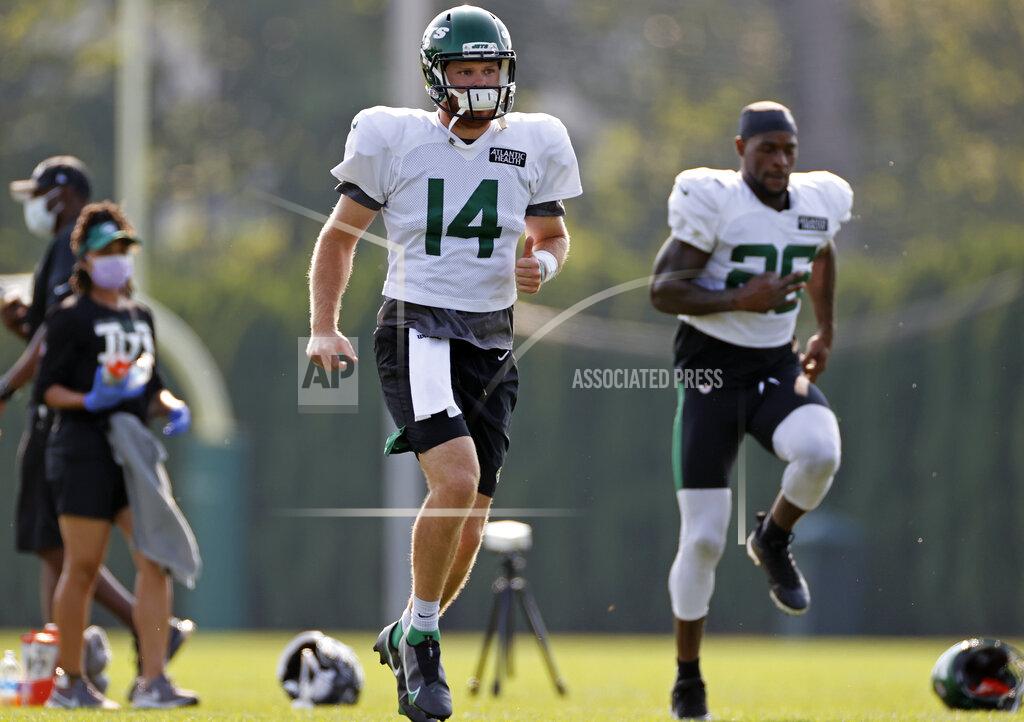 Adam Hunger New York Jets quarterback Sam Darnold (14) and running back Le'Veon Bell (26) stretch during a practice at the NFL football team's training camp in Florham Park, N.J., Tuesday, Aug. 25, 2020. (AP Photo/Adam Hunger)
