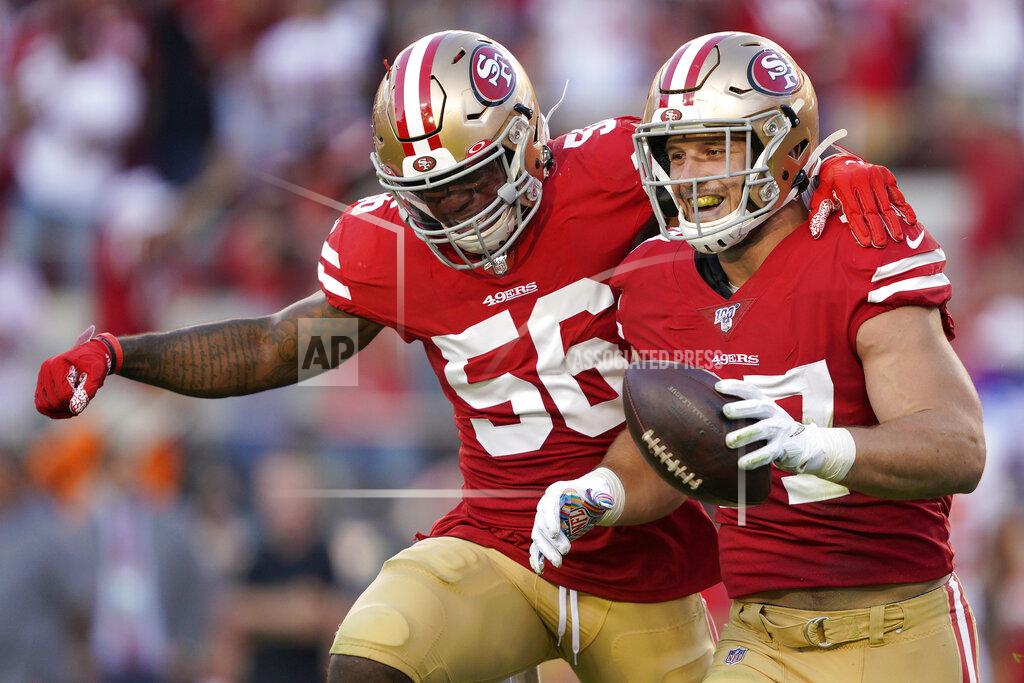 Tony Avelar Kwon Alexander (56), linebacker de los 49ers de San Francisco, festeja con el defensive end Nick Bosa, quien recuperó un balón suelto en el partido del lunes 7 de octubre de 2019 ante los Browns de Cleveland (AP Foto/Tony Avelar)