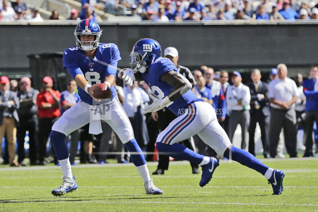 Adam Hunger New York Giants quarterback Daniel Jones, left, hands off to Wayne Gallman during the first half of an NFL football game against the Washington Redskins, Sunday, Sept. 29, 2019, in East Rutherford, N.J. (AP Photo/Adam Hunger)