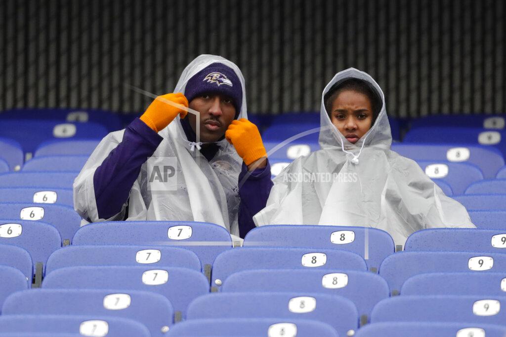 Julio Cortez Fans arrive early to their seats to watch an NFL football game between the Baltimore Ravens and the San Francisco 49ers, Sunday, Dec. 1, 2019, in Baltimore, Md. (AP Photo/Julio Cortez)