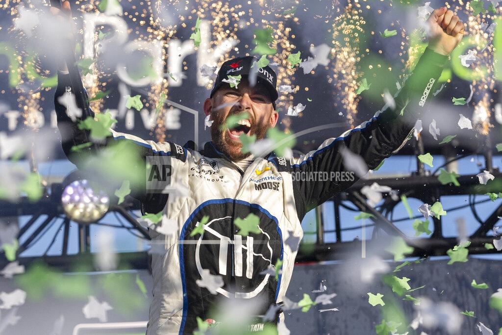 Stephen Spillman Ross Chastain celebra después de ganar en la NASCAR Cup Series, en el Circuito de las Americas, el domingo 27 de marzo de 2022, en Austin, Texas. (AP Foto/Stephen Spillman)