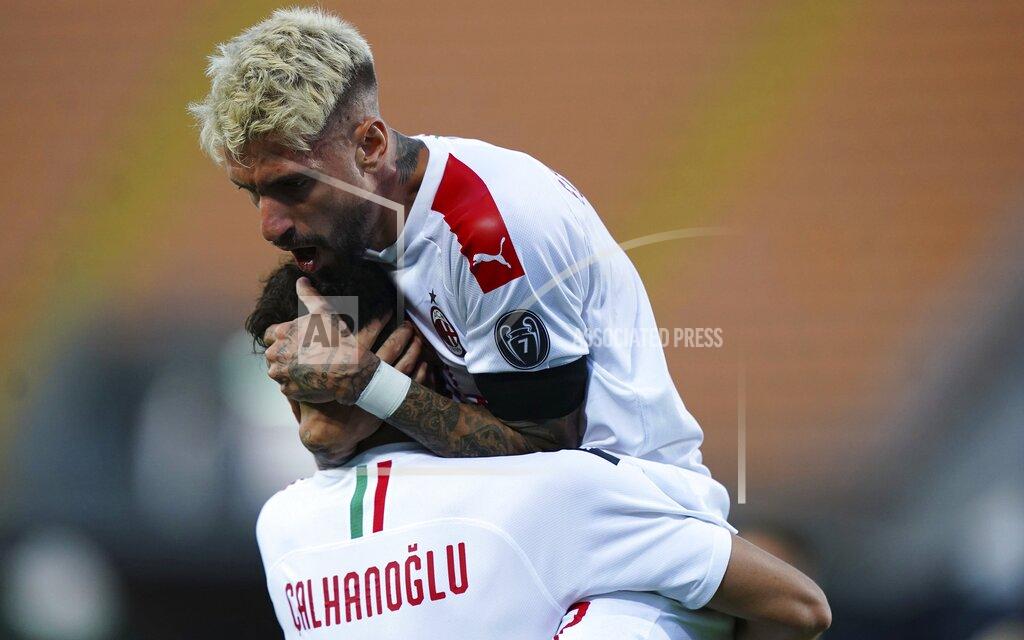Spada AC Milan's Samu Castillejo, top right, celebrates with teammate Hakan Calhanoglu after scoring during the Serie A soccer match between Lecce and AC Milan, at the Via del Mare stadium in Lecce, Italy, Monday, June 22, 2020. (Spada/LaPresse via AP)