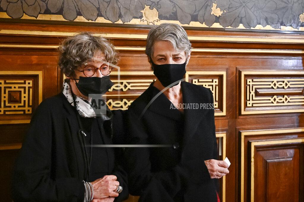 Sarah Moon and Charlotte Rampling at Yohji Yamamoto show - Paris