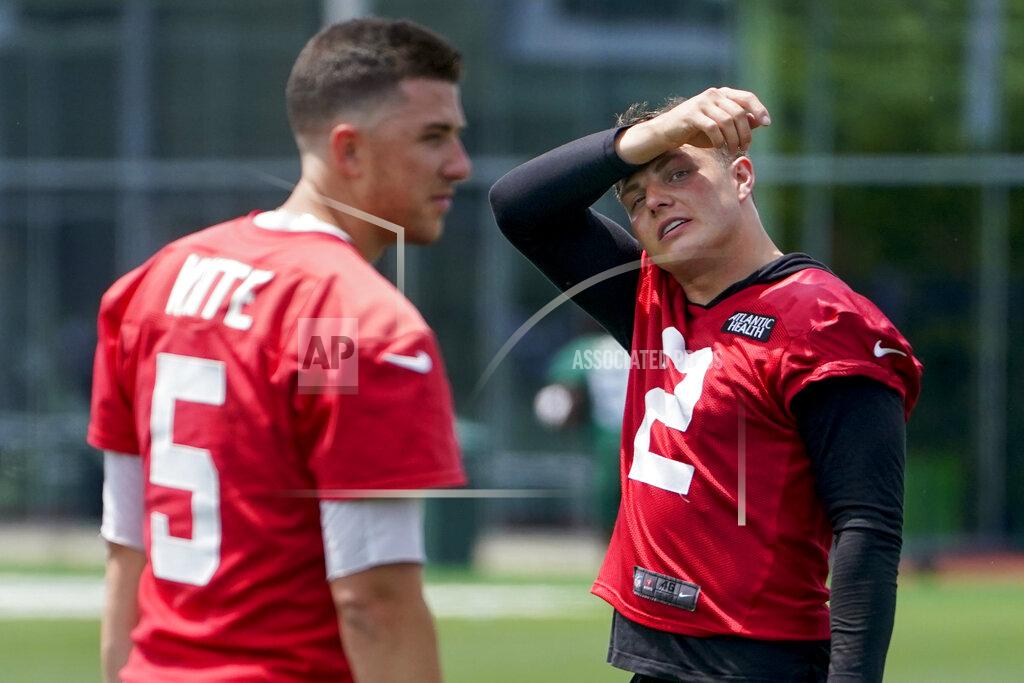 John Minchillo New York Jets quarterbacks Zach Wilson (2) and Mike White (5) take part in drills at the NFL football team's practice facility, Tuesday, June 14, 2022, in Florham Park, N.J. (AP Photo/John Minchillo)