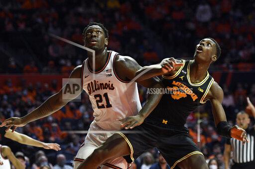 Illinois' Kofi Cockburn (21) and Michigan's Moussa Diabate vie for a rebound during the first half of an NCAA college basketball game Friday, Jan. 14, 2022, in Champaign, Ill. (AP Photo/Michael Allio)
