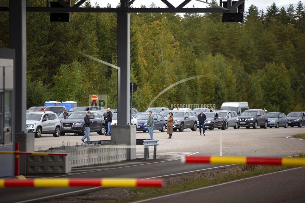 Sasu Makinen Cars queue to cross the border from Russia to Finland at the Vaalimaa border check point in Virolahti, Finland, Friday Sept. 23, 2022. (Sasu Makinen/Lehtikuva via AP)