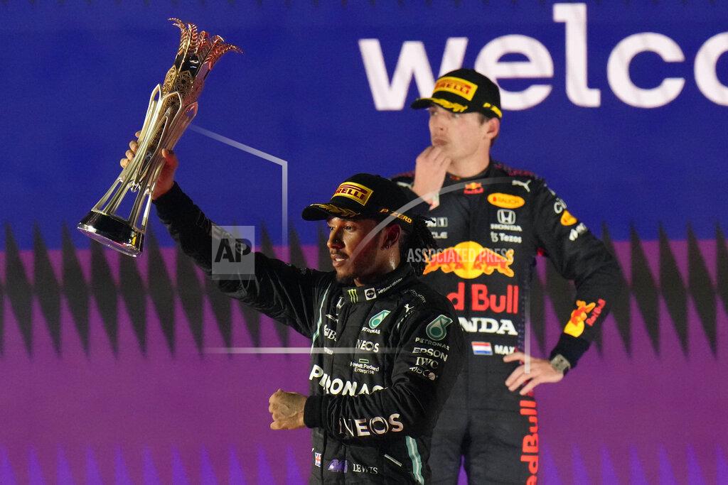 Hassan Ammar Lewis Hamilton de Mercedes celebra frente a Max Verstappen de Red Bull y luchan en el Gran Premio de Arabia Saudita, el domingo 5 de diciembre de 2021, en el circuito de Yeda, Arabia Saudita. (AP Foto/Hassan Ammar)