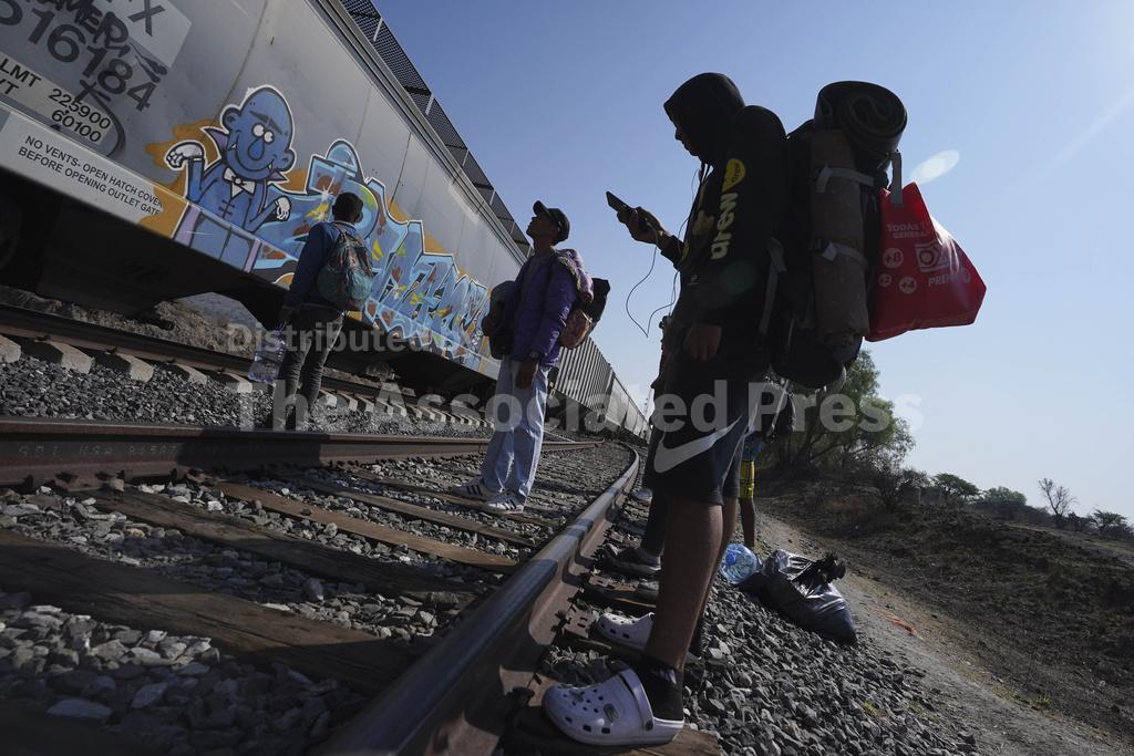 Migrants in Mexico fall victim to rampant scams on thei... - Vimarsana News
