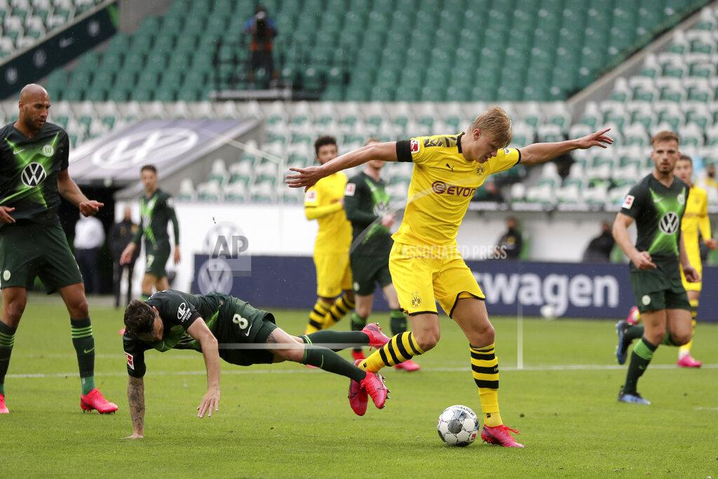 Michael Sohn Wolfsburg's Renato Steffen, center left, fights for the ball with Dortmund's Erling Haaland during the German Bundesliga soccer match between VfL Wolfsburg and Borussia Dortmund in Wolfsburg, Germany, Saturday, May 23, 2020. The German Bundesliga is the world's first major soccer league to resume after a two-month suspension because of the coronavirus pandemic. (AP Photo/Michael Sohn, Pool)