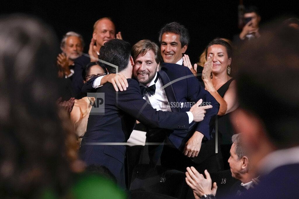 Joel C Ryan El realizador Ruben Ostlund es felicitado tras ganar la Palma de Oro del Festival de Cine de Cannes, por "Triangle of Sadness", el sábado 28 de mayo de 2022 en Cannes, Francia. (Foto por Joel C Ryan/Invision/AP)