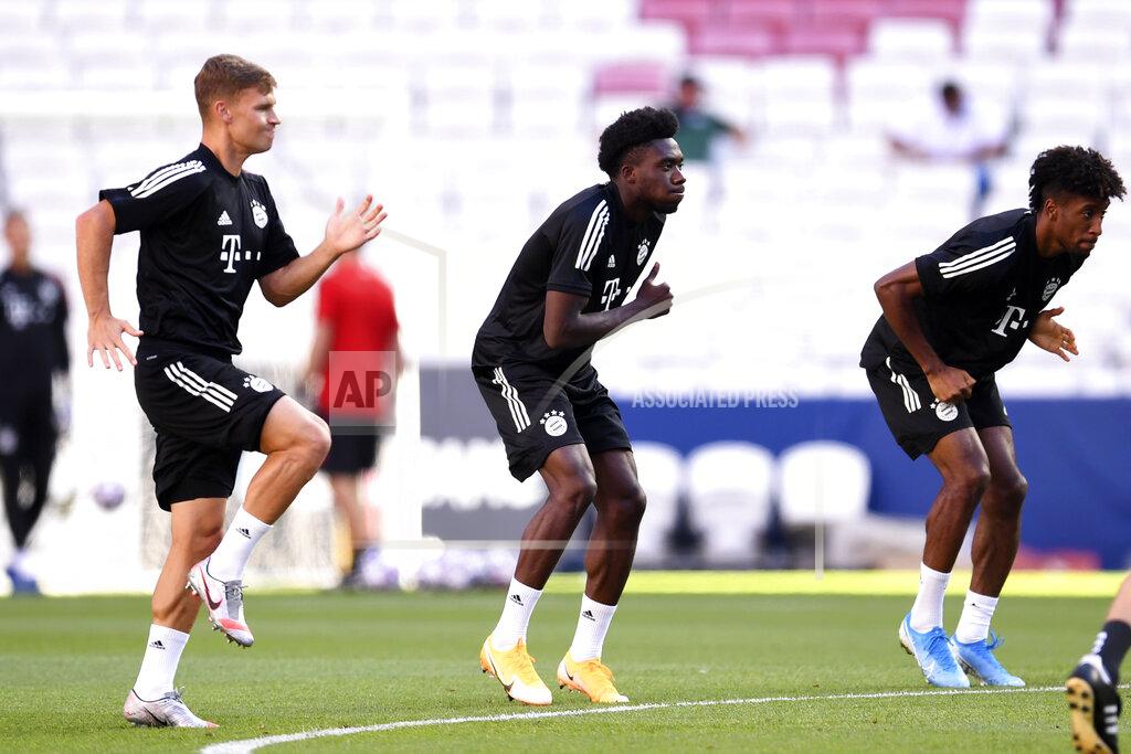 David Ramos Bayern's Alphonso Davies, center, exercises during a training session at the Luz stadium in Lisbon, Saturday Aug. 22, 2020. Bayern Munich will play PSG in the Champions League final soccer match on Sunday. (David Ramos/Pool via AP)