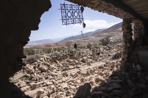 Moroccans with shovels and bulldozers dig through rubbl... - Vimarsana News