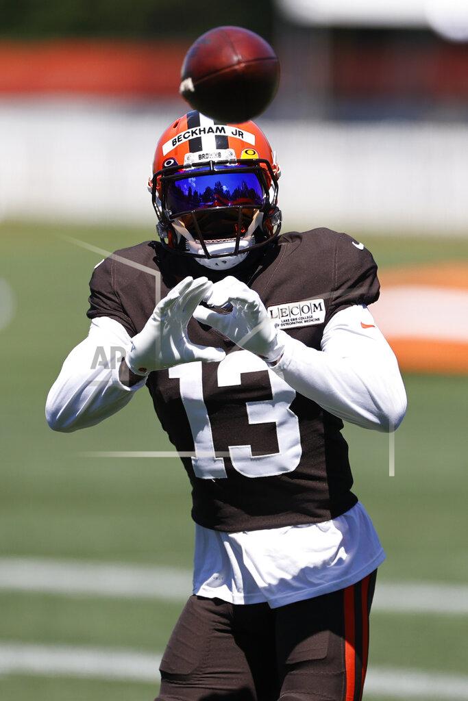Ron Schwane Cleveland Browns wide receiver Odell Beckham Jr. catches a pass during practice at the NFL football team's training facility Wednesday, Aug. 19, 2020, in Berea, Ohio. (AP Photo/Ron Schwane)