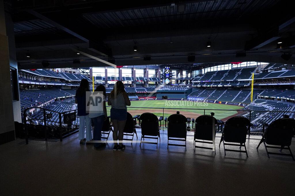 Tony Gutierrez Fans wait for the start of Game 1 of a baseball National League Championship Series between the Los Angeles Dodgers and the Atlanta Braves Monday, Oct. 12, 2020, in Arlington, Texas. (AP Photo/Tony Gutierrez)
