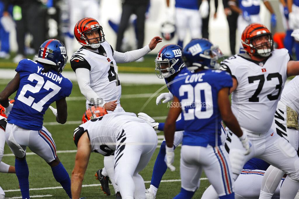 Aaron Doster Cincinnati Bengals kicker Randy Bullock (4) watches the ball after kicking a 44-yard field goal during the first half of NFL football game against the New York Giants, Sunday, Nov. 29, 2020, in Cincinnati. (AP Photo/Aaron Doster)