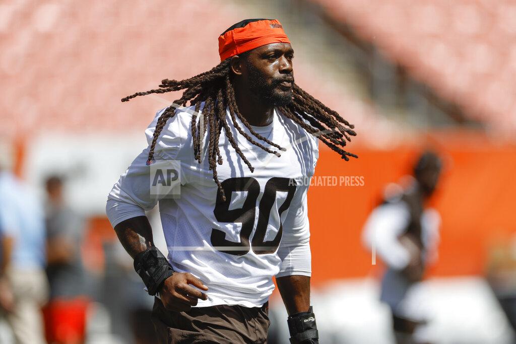 Ron Schwane Cleveland Browns' Jadeveon Clowney jogs onto the field during an NFL football practice at FirstEnergy Stadium, Thursday, June 16, 2022, in Cleveland. (AP Photo/Ron Schwane)
