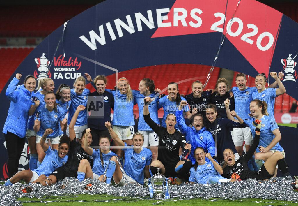 Adam Davy Manchester City players pose after winning the Women's FA Cup final soccer match between Everton and Manchester City at Wembley stadium in London, Sunday, Nov. 1, 2020. (Adam Davy/Pool via AP)