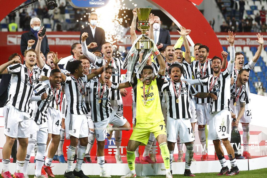 Antonio Calanni Juventus players celebrate with the winner's trophy their victory against Atalanta after the end of Italian Cup soccer final match between Atalanta and Juventus at the Mapei Stadium in Reggio Emilia, Italy, Wednesday, May 19, 2021. Juventus win Atalanta 2-1. (AP Photo/Antonio Calanni)