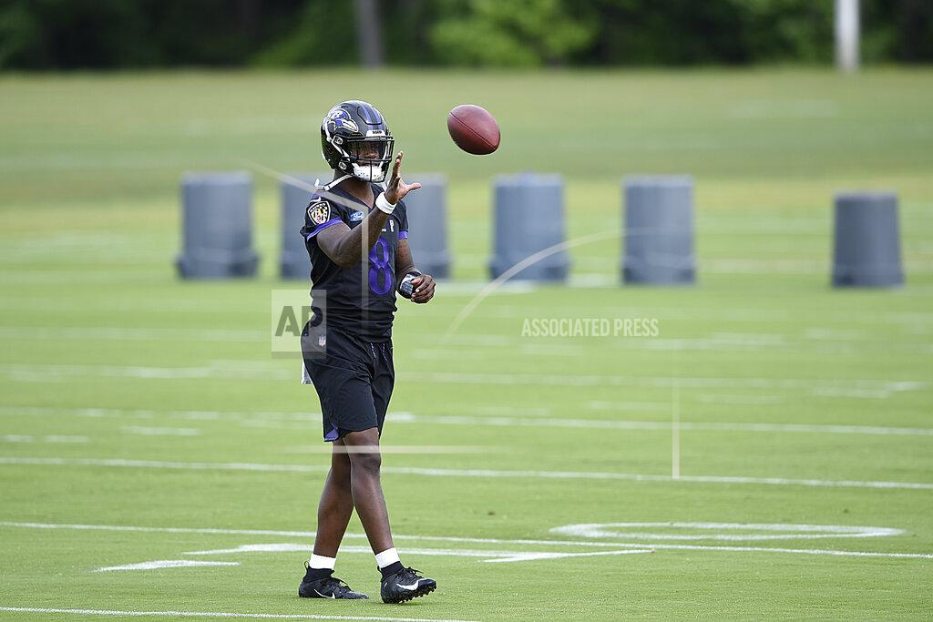 Gail Burton Baltimore Ravens quarterback Lamar Jackson catches a football during practice at the team's NFL football training facility in Owings Mills, Md., Wednesday, June 12, 2019 (AP Photo/Gail Burton)