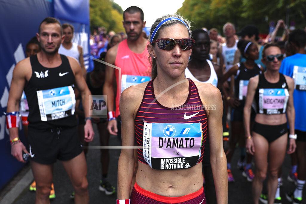 Christoph Soeder Keira d'Amato, center, from United States waits for the start of the Berlin Marathon in Berlin, Germany, Sunday, Sept. 25, 2022. (AP Photo/Christoph Soeder)