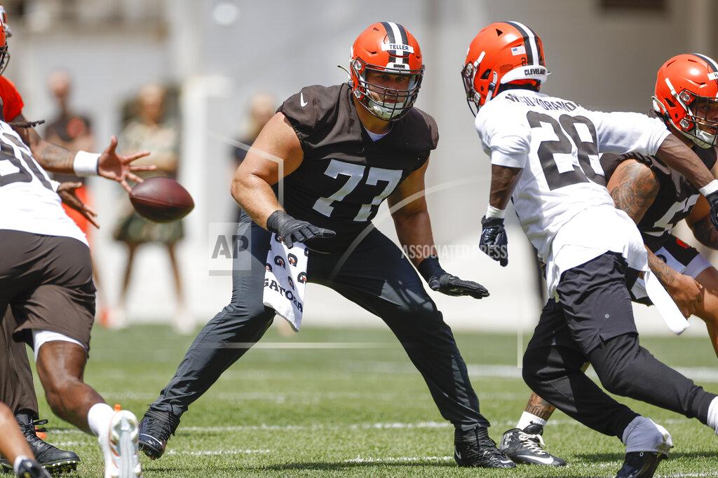 Ron Schwane Cleveland Browns' Wyatt Teller (77) takes part in a drill against Jeremiah Owusu-Koramoah (28) during an NFL football practice at FirstEnergy Stadium, Thursday, June 16, 2022, in Cleveland. (AP Photo/Ron Schwane)