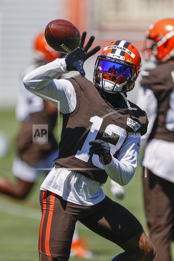 Ron Schwane Cleveland Browns wide receiver Odell Beckham Jr. catches a pass during practice at the NFL football team's training facility Thursday, Aug. 20, 2020, in Berea, Ohio. (AP Photo/Ron Schwane)