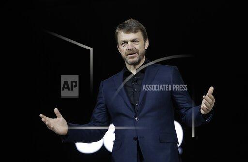 Mike Manley, head of Jeep Brand, introduces the 2019 Jeep Cherokee during the North American International Auto Show, Tuesday, Jan. 16, 2018, in Detroit. PSA Peugeot’s takeover of Fiat Chrysler to form the world’s fourth-largest carmaker has had its first executive casualty, with former Fiat Chrysler CEO Mike Manley stepping down as his role of head of the Americas. Stellantis announced Tuesday that Manley, 57, was leaving to become CEO of the largest dealership network in the United States, AutoNation Inc., based in Florida. (AP Photo/Carlos Osorio)