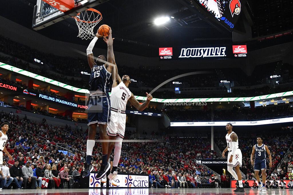 Timothy D. Easley Louisville forward Malik Williams (5) attempts to block the shot of Duke center Mark Williams (15) during the first half of an NCAA college basketball game in Louisville, Ky., Saturday, Jan. 29, 2022. Duke won 74-65. (AP Photo/Timothy D. Easley)