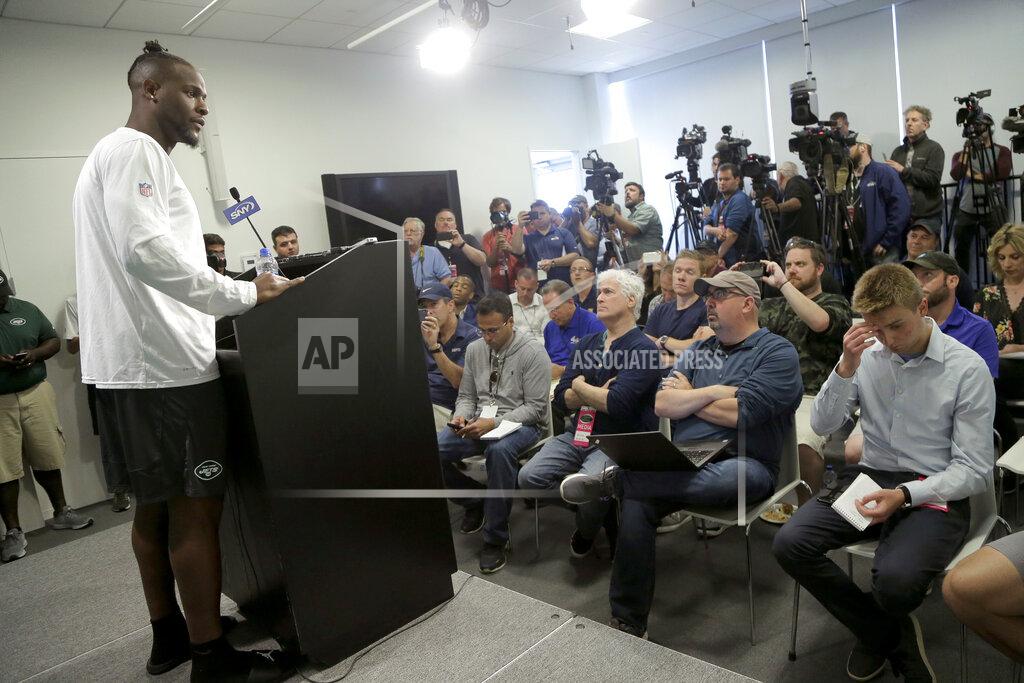 Julio Cortez New York Jets running back Le'Veon Bell speaks to reporters at the team's NFL football training facility in Florham Park, N.J., Tuesday, June 4, 2019. (AP Photo/Julio Cortez)