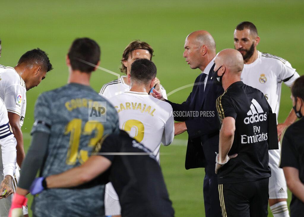 Manu Fernandez Real Madrid's head coach Zinedine Zidane, third from right, talks with his players during the Spanish La Liga soccer match between Real Madrid and Valencia at Alfredo di Stefano stadium in Madrid, Spain, Thursday, June 18, 2020. (AP Photo/Manu Fernandez)