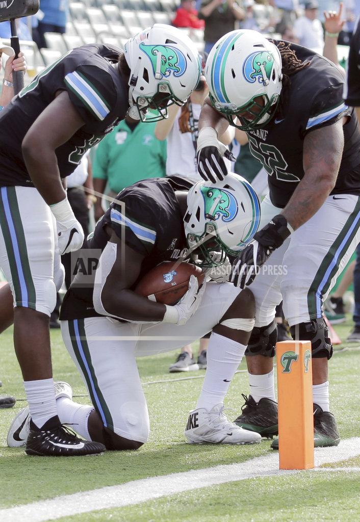 David Grunfeld Tulane tight end Charles Jones II (84) says a prayer after catching the ball on a two-point conversion to beat Navy in an NCAA college football game at Yulman Stadium in New Orleans, Saturday, Nov. 24, 2018. (David Grunfeld/The Times-Picayune via AP)