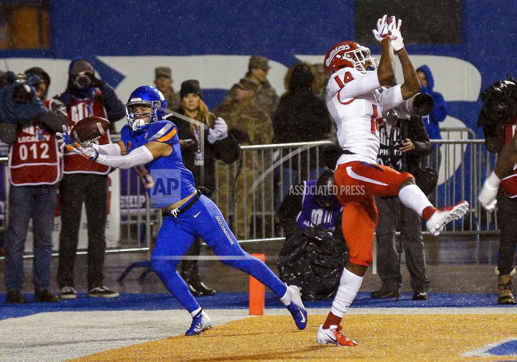 Steve Conner Boise State wide receiver Sean Modster (8) catches a touchdown pass that went through the hands of Fresno State defensive back Jaron Bryant (14) during the first half of an NCAA college football game for the Mountain West championship, Saturday, Dec. 1, 2018, in Boise, Idaho. (AP Photo/Steve Conner)
