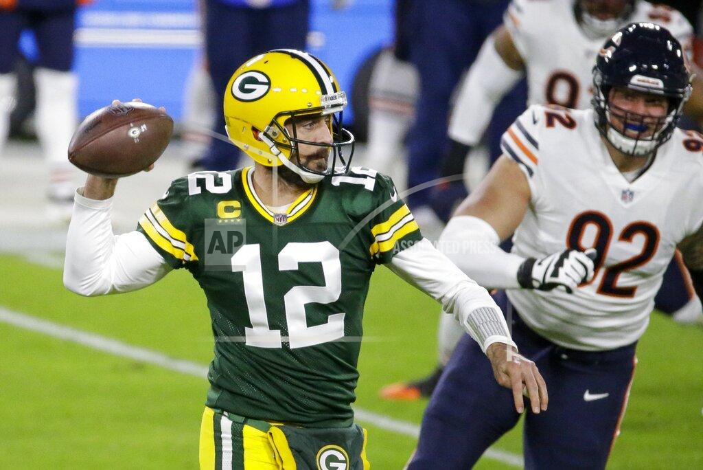 Mike Roemer El quarterback Aaron Rodgers (12), de los Packers de Green Bay, lanza en la primera mitad del duelo de NFL ante los Bears de Chicago, el domingo 29 de noviembre de 2020, en Green Bay, Wisconsin. (AP Foto/Mike Roemer)