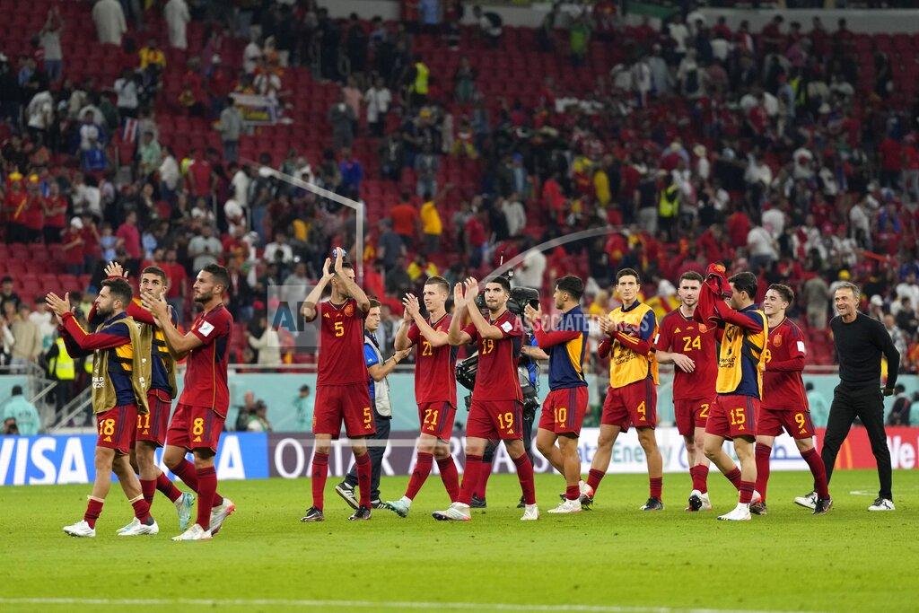 Alessandra Tarantino Spain's players and the head coach Luis Enrique, right, wave to the fans after the World Cup group E soccer match between Spain and Costa Rica, at the Al Thumama Stadium in Doha, Qatar, Wednesday, Nov. 23, 2022. Spain won 7-0. (AP Photo/Alessandra Tarantino)
