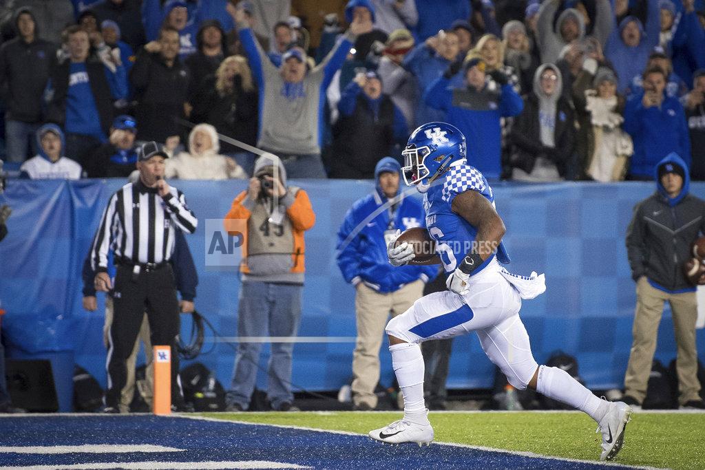 Bryan Woolston Kentucky running back Benny Snell Jr. (26) runs into the end zone for a touchdown during the second half of an NCAA college football game against Vanderbilt in Lexington, Ky., Saturday, Oct. 20, 2018. Kentucky won, 14-7. (AP Photo/Bryan Woolston)
