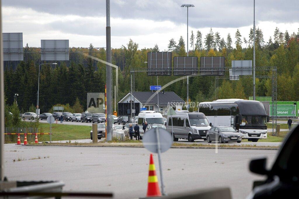 Lauri Heino Cars queue to cross the border from Russia to Finland at the Nuijamaa border check point in Lappeenranta, Finland, Thursday, Sept. 22, 2022. (Lauri Heino/Lehtikuva via AP)