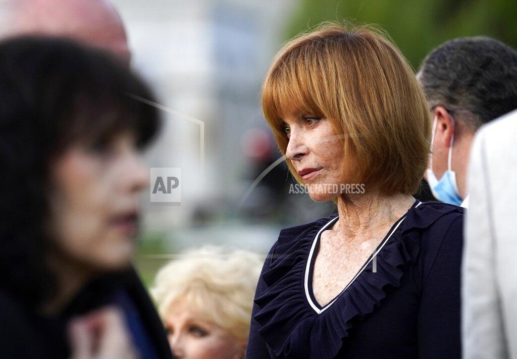 Chris Pizzello Actress Stefanie Powers attends the unveiling of a memorial sculpture of the late actor Burt Reynolds at Hollywood Forever Cemetery, Monday, Sept. 20, 2021, in Los Angeles. Reynolds died in 2018 at the age of 82. (AP Photo/Chris Pizzello)