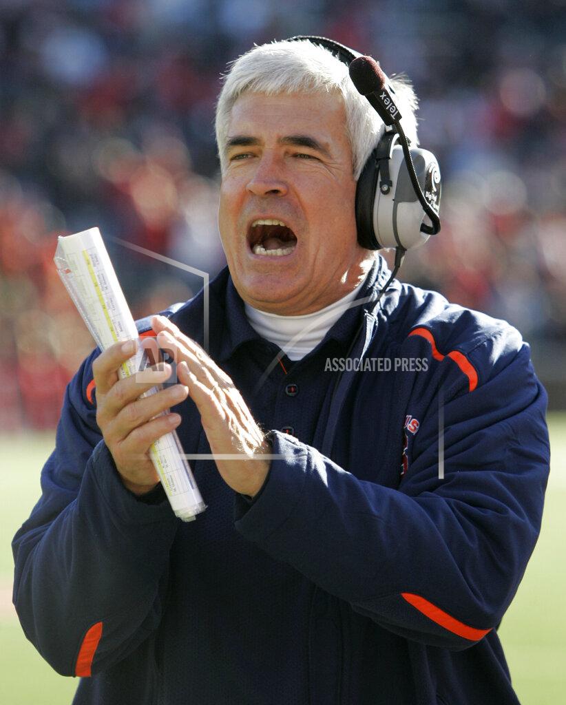Al Behrman FILE - Syracuse head coach Greg Robinson encourages his players in the second half of an NCAA college football game against Cincinnati, Saturday, Nov. 29, 2008, in Cincinnati. Greg Robinson, who spent nearly four decades coaching in the NFL and college, has died at 70. His wife Laura confirmed that he died on Wednesday, Jan. 5, 2022, from a form of Alzheimer's Disease. . (AP Photo/Al Behrman, File)