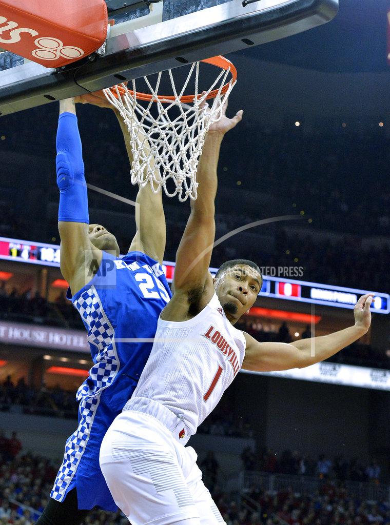 Timothy D. Easley Kentucky forward PJ Washington (25) goes in for a dunk over the defense of Louisville guard Christen Cunningham (1) during the first half of an NCAA college basketball game in Louisville, Ky., Saturday, Dec. 29, 2018. (AP Photo/Timothy D. Easley)