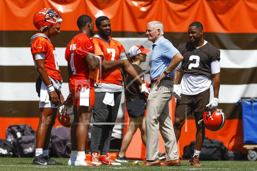Ron Schwane Cleveland Browns managing and principle partner Jimmy Haslam talks with quarterbacks Joshua Dobbs (15), Deshaun Watson (4), Jacoby Brissett (7) and wide receiver Amari Cooper (2) takes part in drills during an NFL football practice at FirstEnergy Stadium, Thursday, June 16, 2022, in Cleveland. (AP Photo/Ron Schwane)