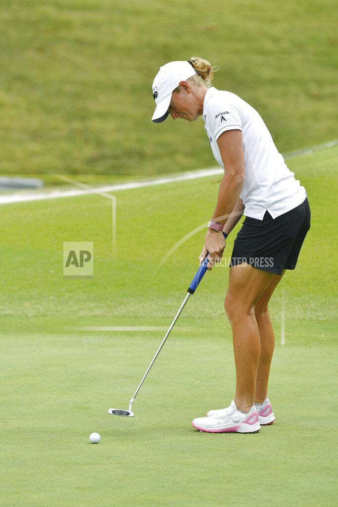 Michael Woods Stacy Lewis makes her putt on the 18th green during the first round of the LPGA Walmart NW Arkansas Championship golf tournament, Friday, Sept. 24, 2021, in Rogers, Ark. (AP Photo/Michael Woods)